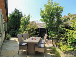 Outdoor dining - 12 Manor Farm Close (Chipping Norton)
