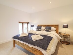 3 bedrooms, individually decorated, individually furnished, free WiFi - The Clockhouse (Montgomery)