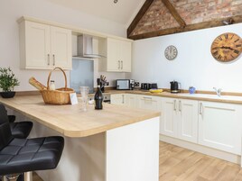 Frigorífico, lavavajillas y utensilios de cocina