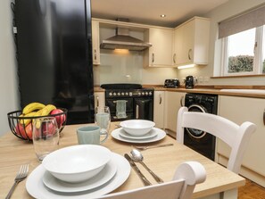 Fridge, dishwasher, electric kettle, toaster - 1 Springfort Cottages (Penrith)