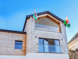 Exterior detail - Bryn Min Manton Penthouse (Caernarfon)