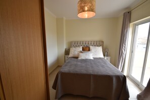 3 habitaciones, tabla de planchar con plancha, wifi y ropa de cama
