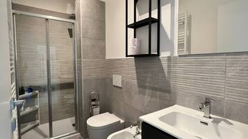 Douche, sèche-cheveux, bidet, serviettes fournies