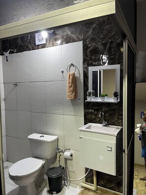 Ducha, toallas y papel higiénico