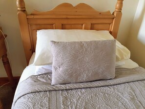 3 bedrooms, individually decorated, individually furnished, free WiFi - Fraoch Cottage (Garrykennedy)