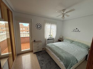 3 habitaciones, tabla de planchar con plancha y cuna de viaje 