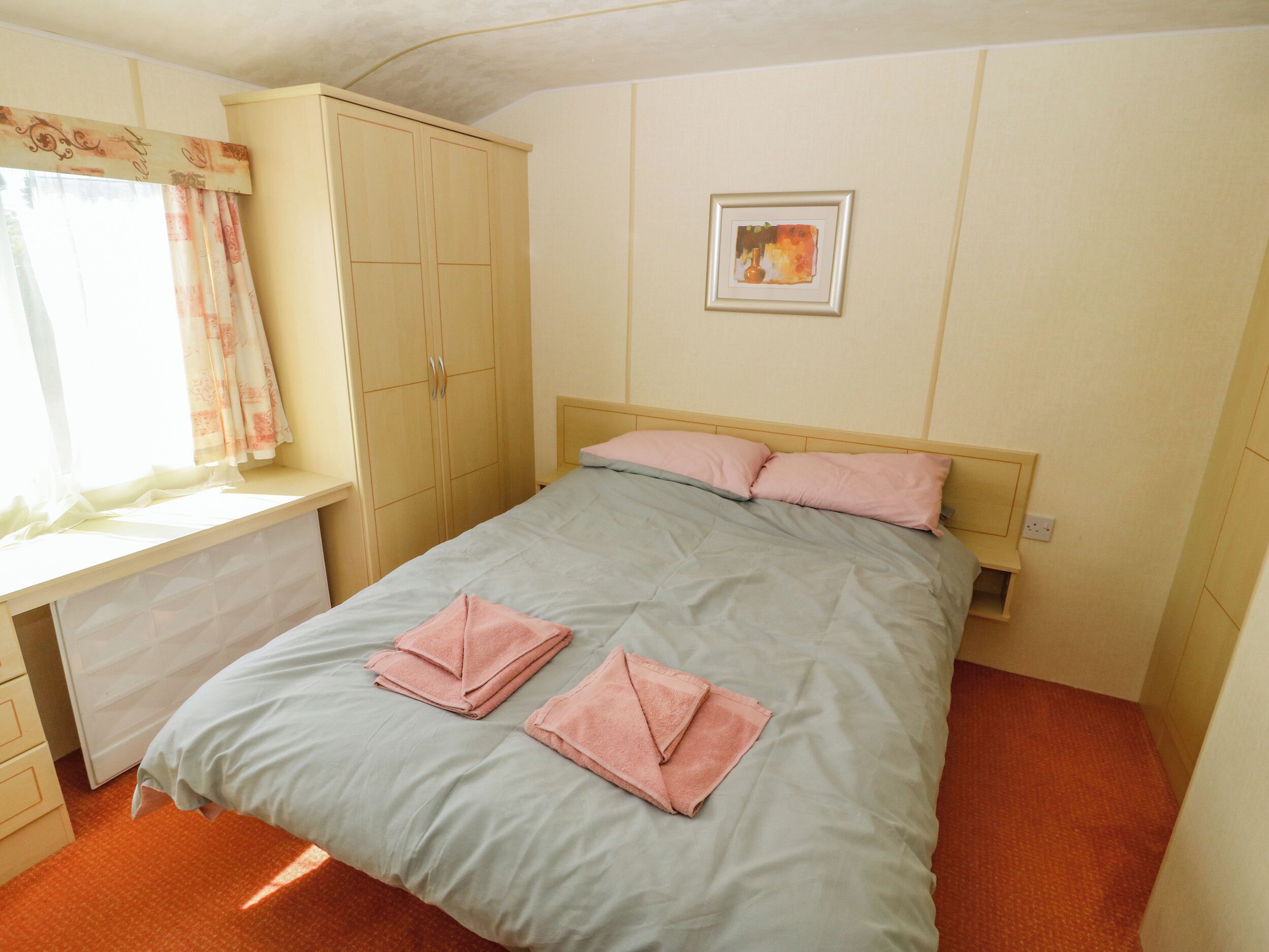 2 Schlafzimmer, individuell dekoriert, individuell eingerichtet