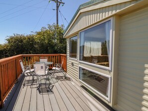 Outdoor dining - Gorphwysfa Caravan (Cemaes Bay)