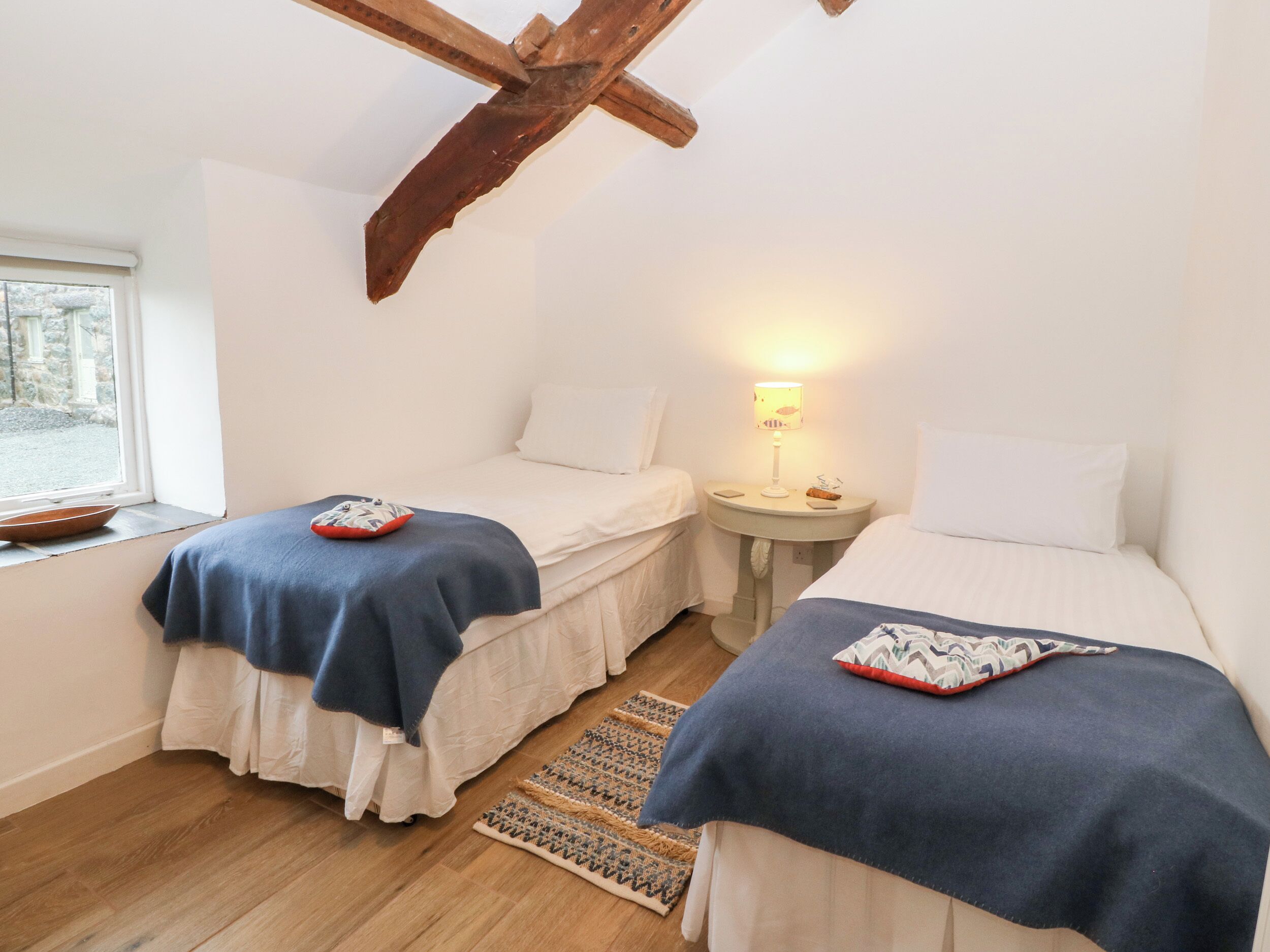 2 Schlafzimmer, individuell dekoriert, individuell eingerichtet