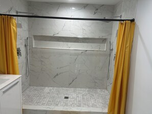 Douche, serviettes fournies, papier de toilette