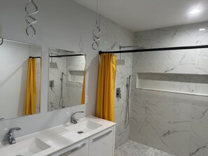 Dusche, Handtücher, Toilettenpapier