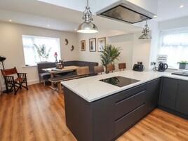 Refrigerador, lavavajillas, utensilios de cocina