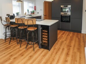 Fridge, dishwasher, cookware/dishes/utensils - Muscle Shoals (Seahouses)