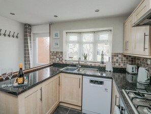 Een koelkast, een vaatwasser, een waterkoker, een broodrooster