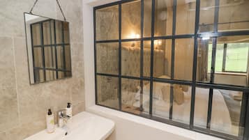 4 habitaciones, decoración personalizada y muebles diferentes