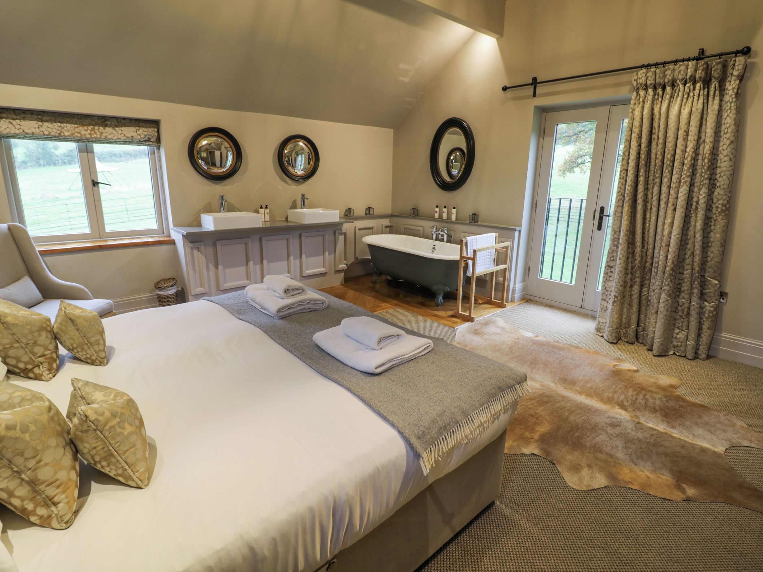 4 bedrooms, individually decorated, individually furnished, free WiFi