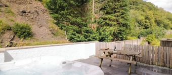 Riverside Cottage No 5