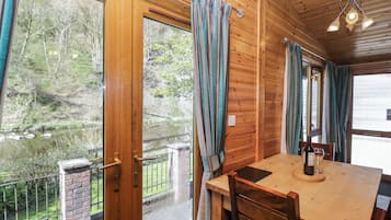 Cottage | Dining