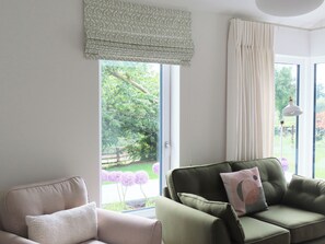 Living area - Shannon Vale (Woodford)