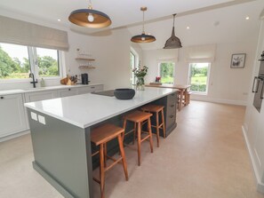 Dishwasher, electric kettle, toaster, cookware/dishes/utensils - Shannon Vale (Woodford)