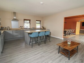 Fridge, dishwasher, electric kettle, cookware/dishes/utensils - Heritage (Carmarthen)