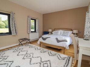 4 bedrooms, individually decorated, individually furnished, free WiFi - Heritage (Carmarthen)