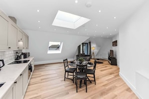 Interior - Modern 2 Bedroom Stay, Balcony, East Croydon (Greater London)