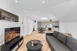 TV, offices - Modern 2 Bedroom Stay, Balcony, East Croydon (Greater London)