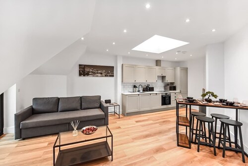 Modern 2 Bedroom Stay, Balcony, East Croydon