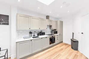 雪櫃、微波爐、焗爐、洗碗機