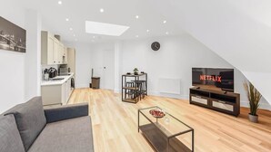 A modern apartment with a living room, kitchen, and dining area. - Stylish East Croydon Apartment w/ Balcony & Fast WiFi (Greater London)