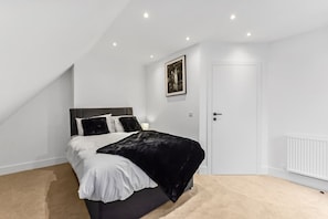 3 habitaciones, tabla de planchar con plancha, wifi y ropa de cama 