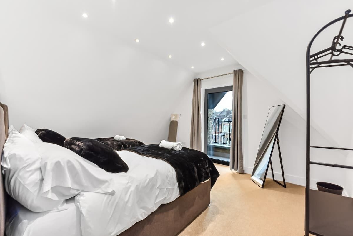 3 habitaciones, tabla de planchar con plancha, wifi y ropa de cama 