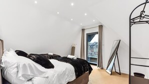 A bedroom with a bed, a standing mirror, and a window with curtains. - Stylish East Croydon Apartment w/ Balcony & Fast WiFi (Greater London)