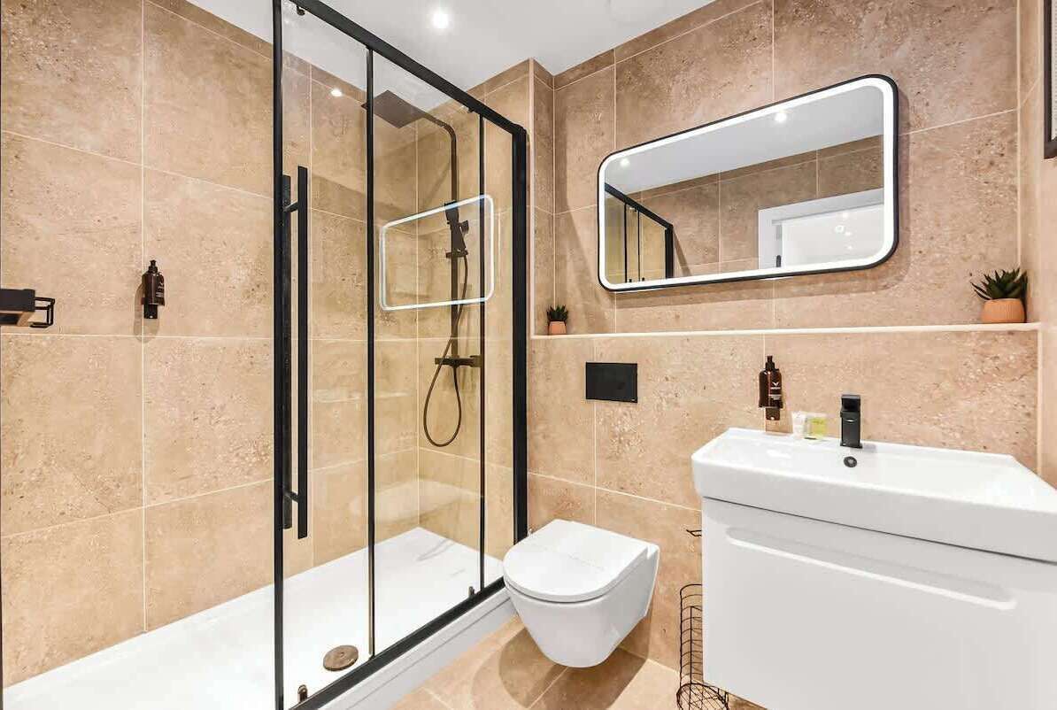 Een douche, een haardroger, handdoeken