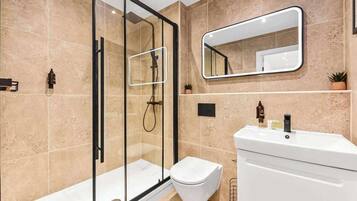Een douche, een haardroger, handdoeken