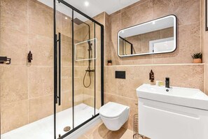 Regadera, secadora de cabello, toallas 