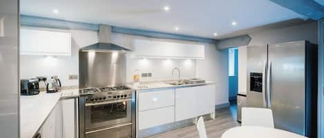 Refrigerador, lavavajillas, tetera eléctrica y tostadora