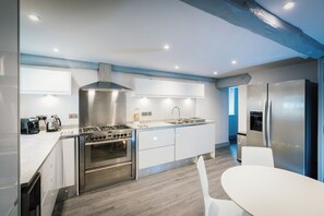 Een koelkast, een vaatwasser, een waterkoker, een broodrooster