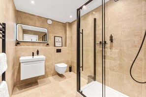 Douche, sèche-cheveux, serviettes fournies