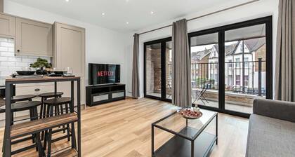 Stylish East Croydon Apartment w/ Private Balcony