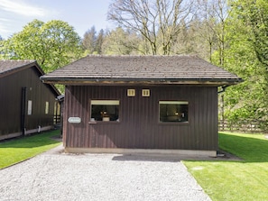 Un petit bâtiment en bois sombre, doté de deux fenêtres et d’une enseigne sur laquelle on peut lire « B&B FOOD ».