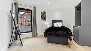 2 habitaciones, escritorio, tabla de planchar con plancha y wifi