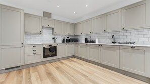 Kjøleskap, mikrobølgeovn, ovn og oppvaskmaskin