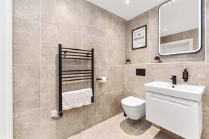 Shower, hair dryer, towels