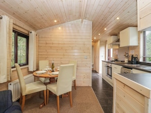 Fridge, dishwasher, electric kettle, toaster - Canadian Cabin No 39 (Keswick)