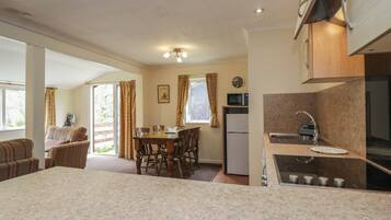 Lemari es, mesin pencuci piring, ketel listrik, dan pemanggang roti