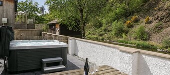 Riverside Cottage No 3