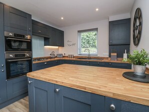 Fridge, dishwasher, electric kettle, toaster - Garden Cottage No 1 (Keswick)