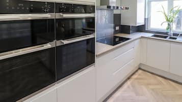 Kühlschrank, Geschirrspüler, Wasserkocher, Toaster